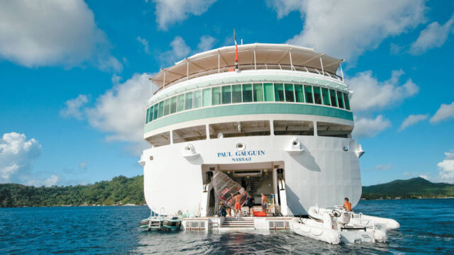 Retractable waterspouts marina for kayaking and water sports Paul Gauguin