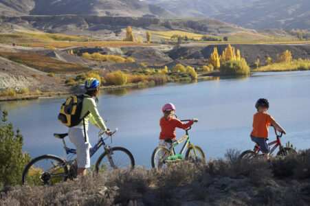 Lake Dunstan, Bannockburn, Central Otago, South Island Autumn Mountain Biking