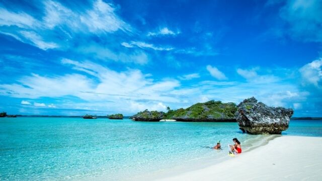 Fulaga beach couple - Captain Cook Cruises Fulaga beach couple - Captain Cook Cruises